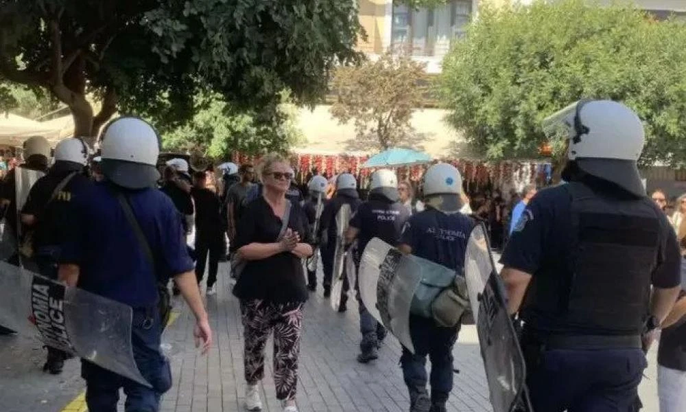 Ηράκλειο: Ένταση και διαμαρτυρίες μετά την εκκένωση της κατάληψης στο κτίριο «Ευαγγελισμός» (βίντεο)